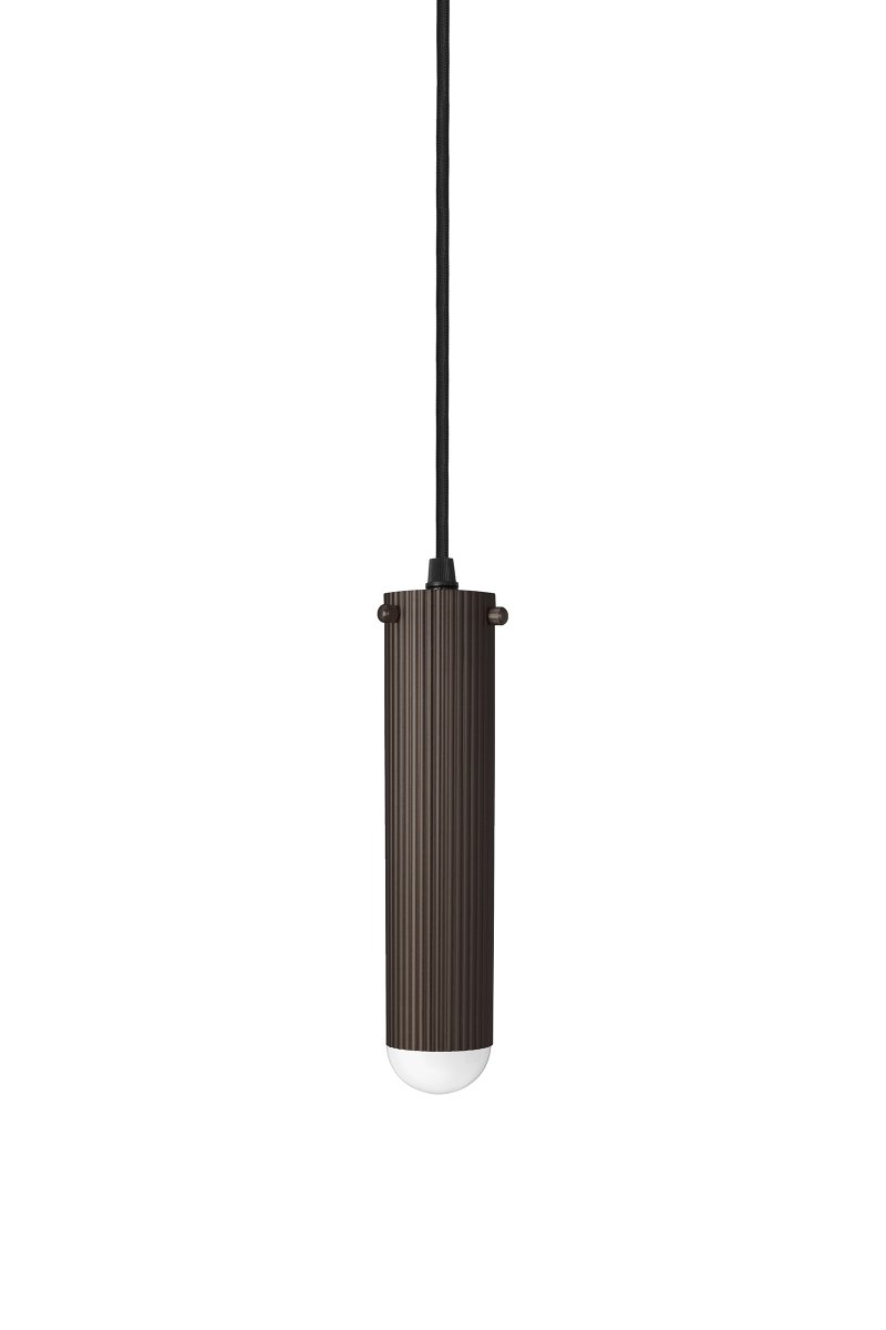 Hubble Ø6 Bronze lampe de fenêtre De Globen Lighting - Son abat-jour tubulaire long et étroit en métal nervuré lui confère une allure moderne et graphique, tout en diffusant la lumière vers le bas.