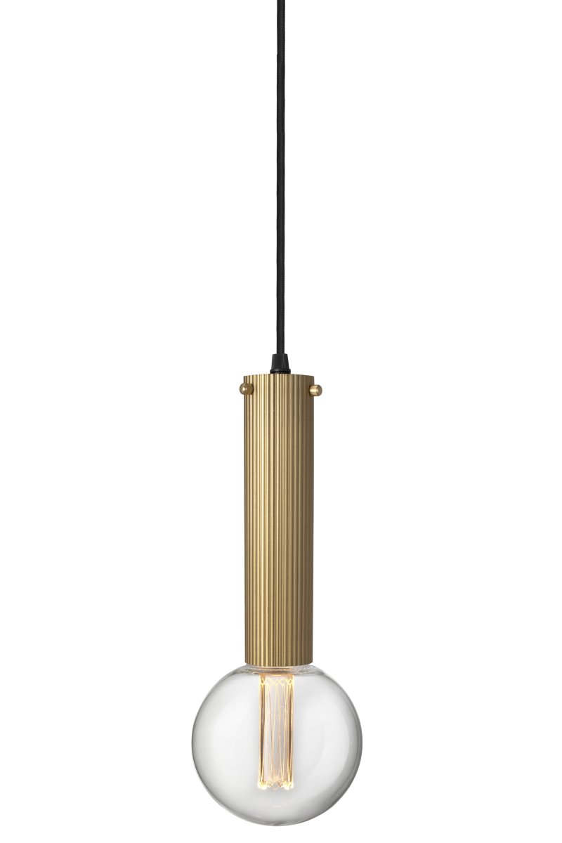 Hubble 22cm Laiton brossé lampe de fenêtre De Globen Lighting - L'esth&eacute;tique et le jeu d'&eacute;clairage peuvent &ecirc;tre facilement modifi&eacute;s gr&acirc;ce &agrave; diff&eacute;rentes sources lumineuses&nbsp;: choisissez un spot directionnel pour un &eacute;clairage fonctionnel, une petite sph&egrave;re pour une ambiance moderne, ou une source lumineuse plus grande pour un effet plus atmosph&eacute;rique.