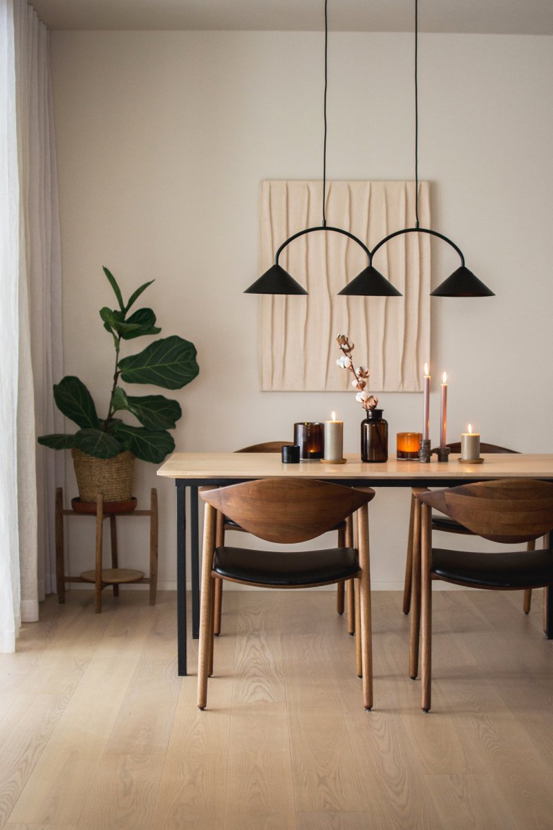Curve 95cm Noir suspension De Globen Lighting - Cette suspension en métal laqué mat est dotée de trois abat-jours et est livrée avec deux câbles textiles de 200 cm et un boîtier de plafond assorti.