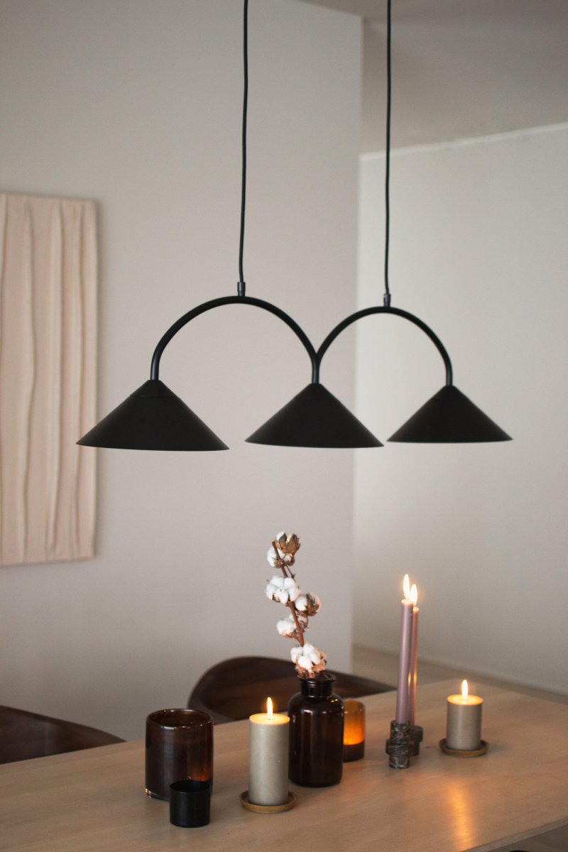 Curve 95cm Noir suspension De Globen Lighting - Cette suspension en métal laqué mat est dotée de trois abat-jours et est livrée avec deux câbles textiles de 200 cm et un boîtier de plafond assorti.