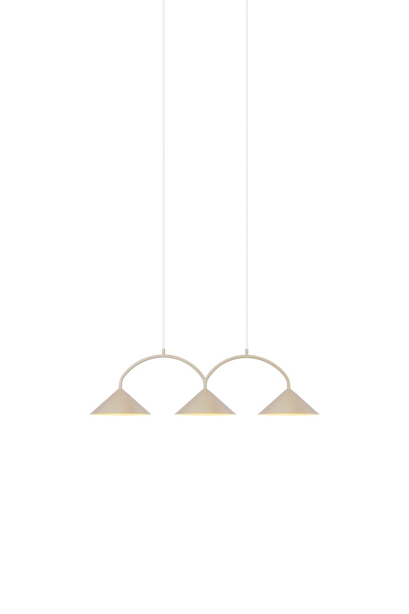 Curve 95cm Beige suspension De Globen Lighting - Cette suspension en métal laqué mat est dotée de trois abat-jours et est livrée avec deux câbles textiles de 200 cm et un boîtier de plafond assorti.