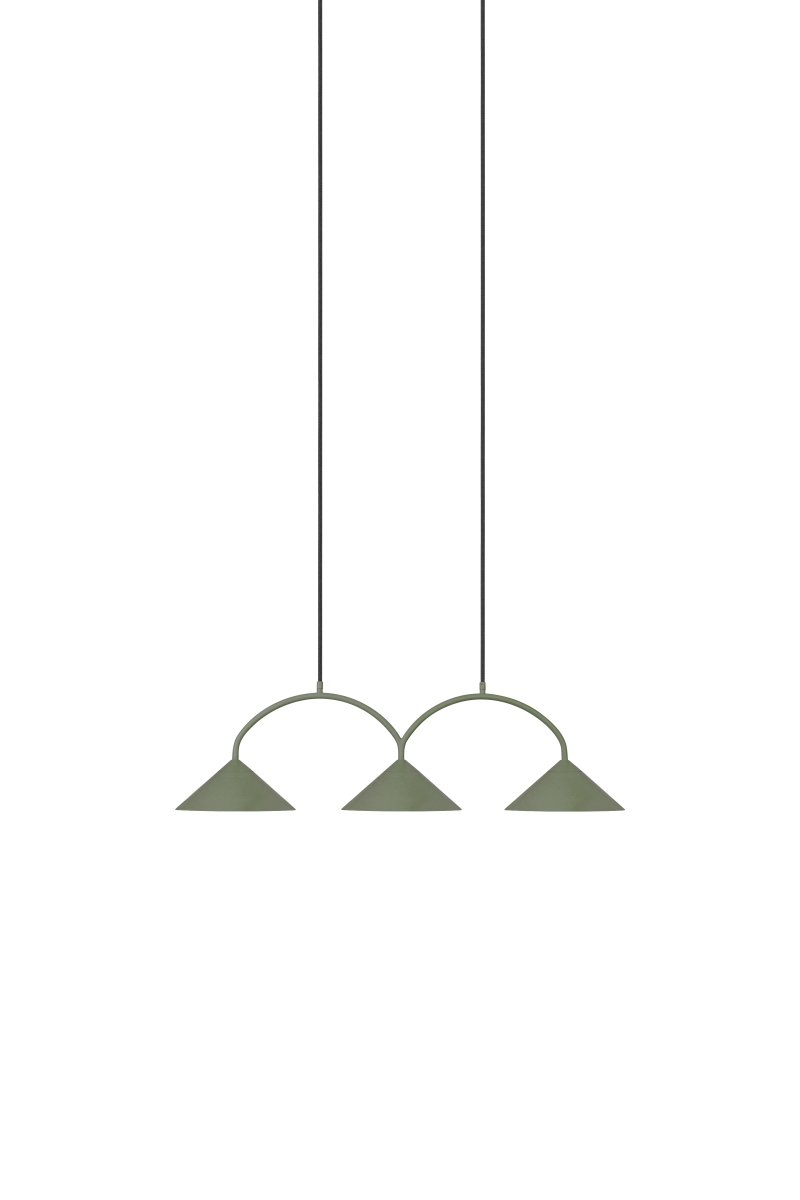 Curve 95cm Vert mousse suspension De Globen Lighting - Cette suspension en métal laqué mat est dotée de trois abat-jours et est livrée avec deux câbles textiles de 200 cm et un boîtier de plafond assorti.