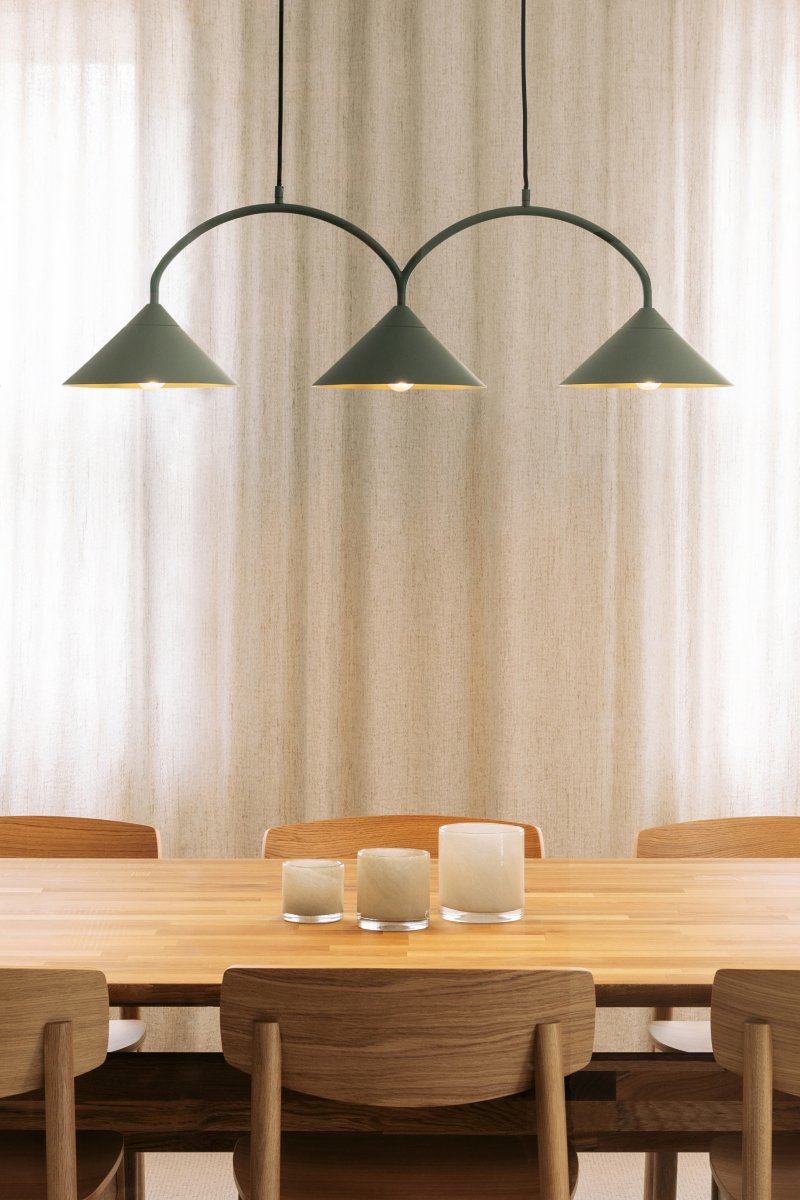 Curve 95cm Vert mousse suspension De Globen Lighting - Cette suspension en métal laqué mat est dotée de trois abat-jours et est livrée avec deux câbles textiles de 200 cm et un boîtier de plafond assorti.