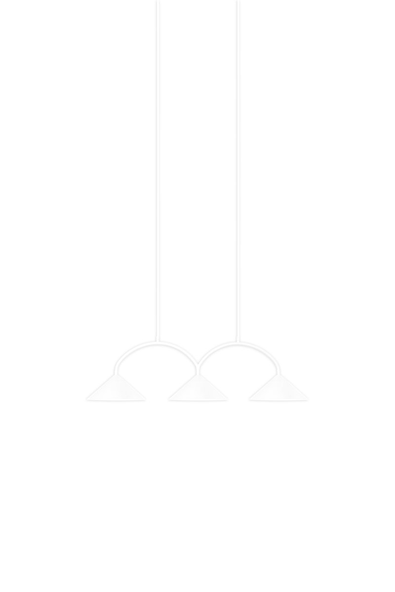 Curve 95cm Blanc suspension De Globen Lighting - Cette suspension en métal laqué mat est dotée de trois abat-jours et est livrée avec deux câbles textiles de 200 cm et un boîtier de plafond assorti.
