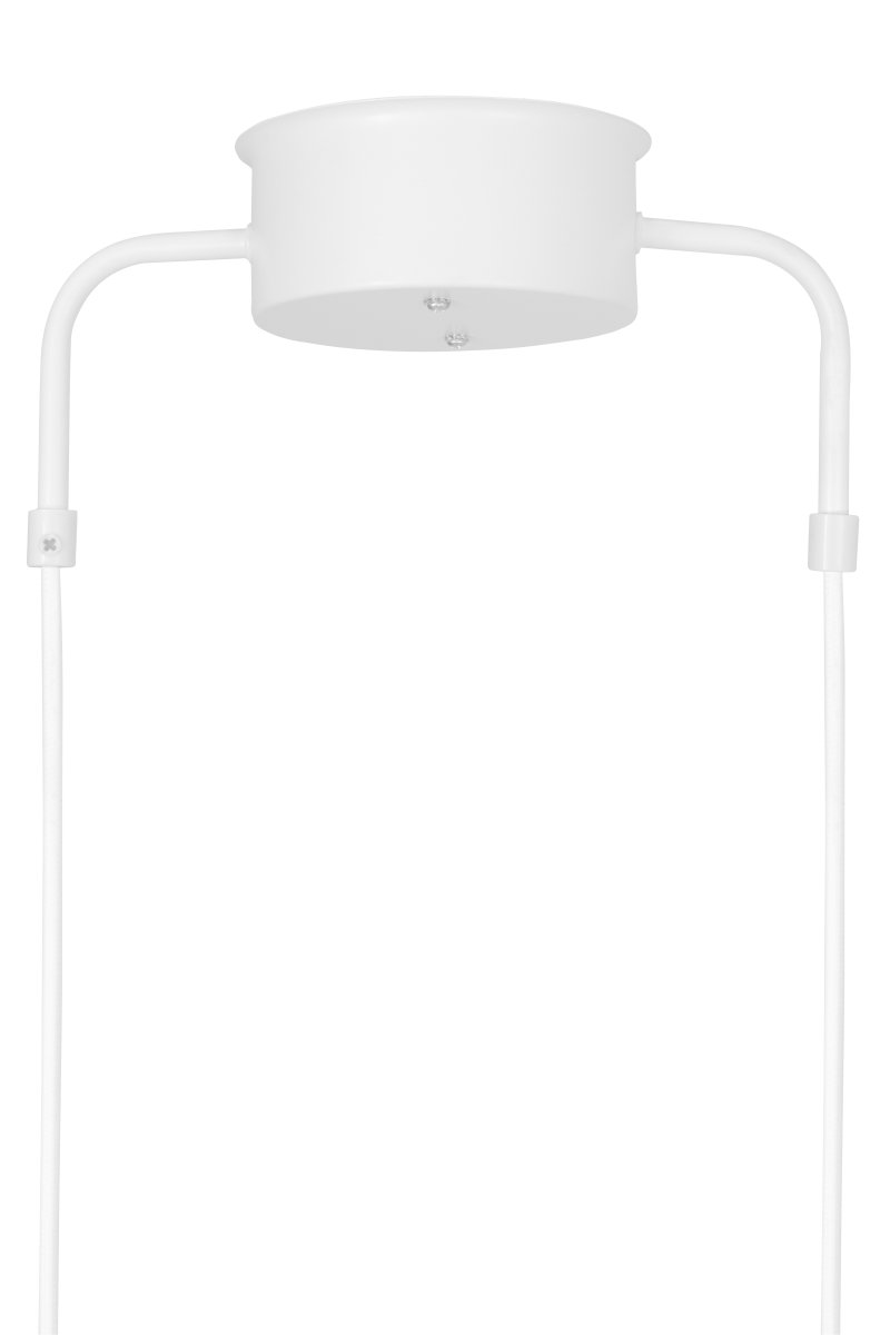 Curve 95cm Blanc suspension De Globen Lighting - Cette suspension en métal laqué mat est dotée de trois abat-jours et est livrée avec deux câbles textiles de 200 cm et un boîtier de plafond assorti.