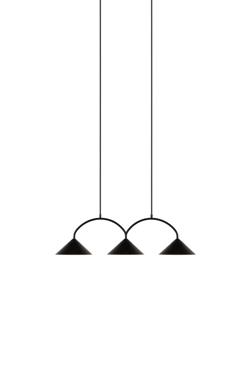 Curve 95cm Noir suspension De Globen Lighting - Cette suspension en métal laqué mat est dotée de trois abat-jours et est livrée avec deux câbles textiles de 200 cm et un boîtier de plafond assorti.