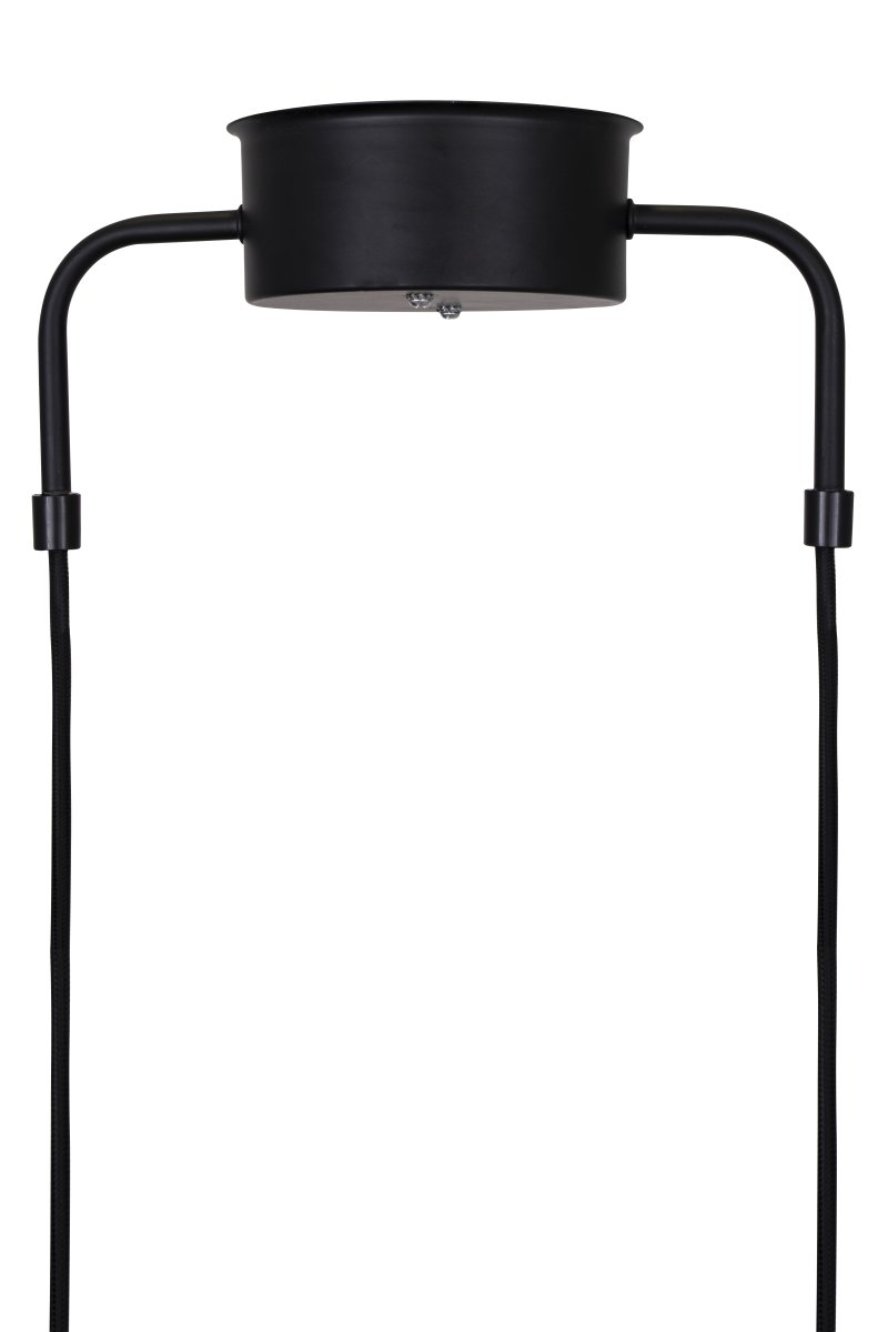 Curve 95cm Noir suspension De Globen Lighting - Cette suspension en métal laqué mat est dotée de trois abat-jours et est livrée avec deux câbles textiles de 200 cm et un boîtier de plafond assorti.