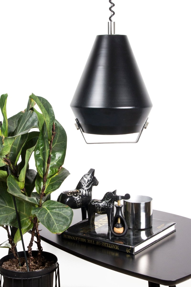 Lift Me Ø28 Noir suspension De Globen Lighting - Plafonnier à l'esprit rétro, beau et fonctionnel, sous la forme d'une suspension élévatrice.