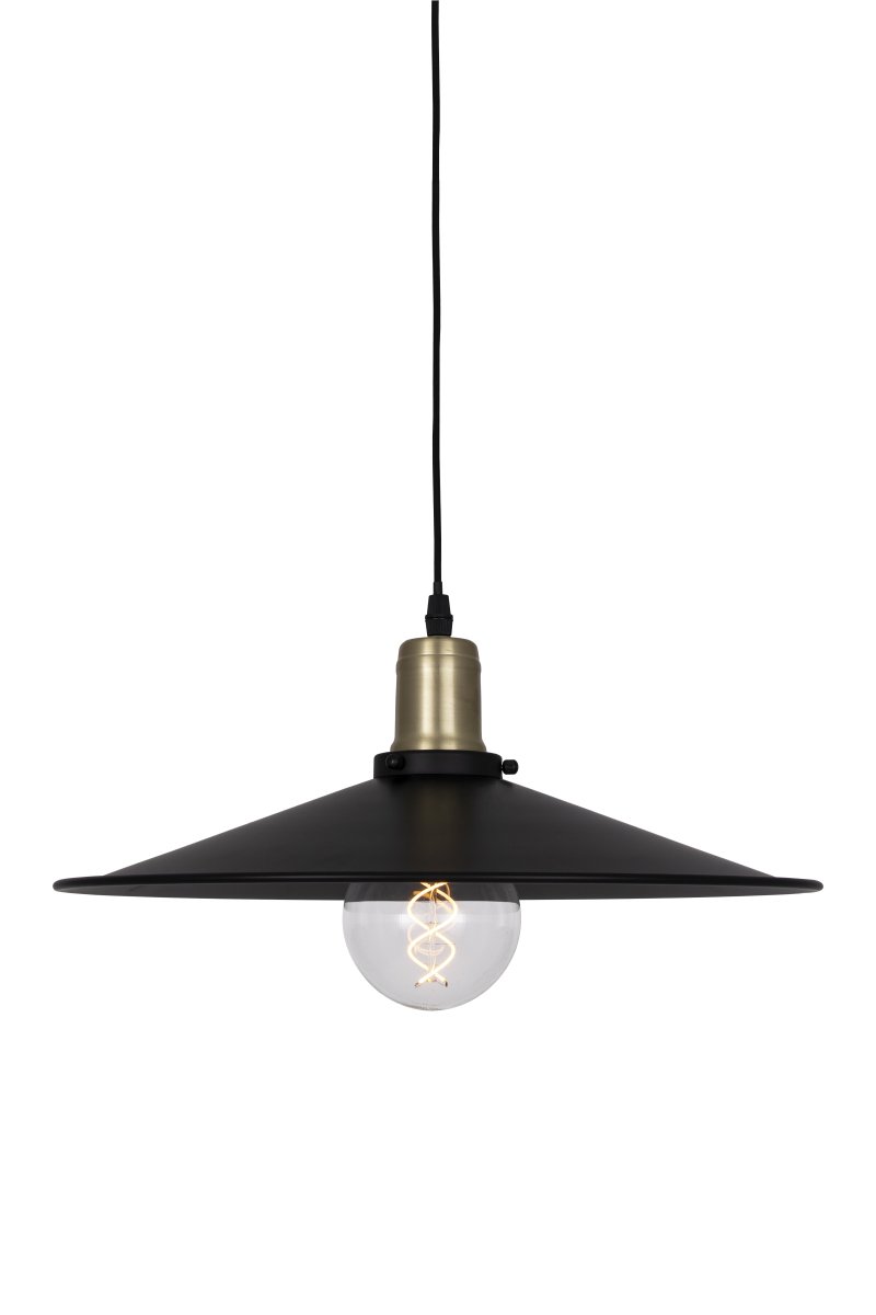 Disc Ø40 Noir suspension De Globen Lighting - Son abat-jour en forme de disque diffuse une lumi&egrave;re large et agr&eacute;able, lui conf&eacute;rant un aspect aussi naturel au-dessus d'une table &agrave; manger que d'une cuisine.