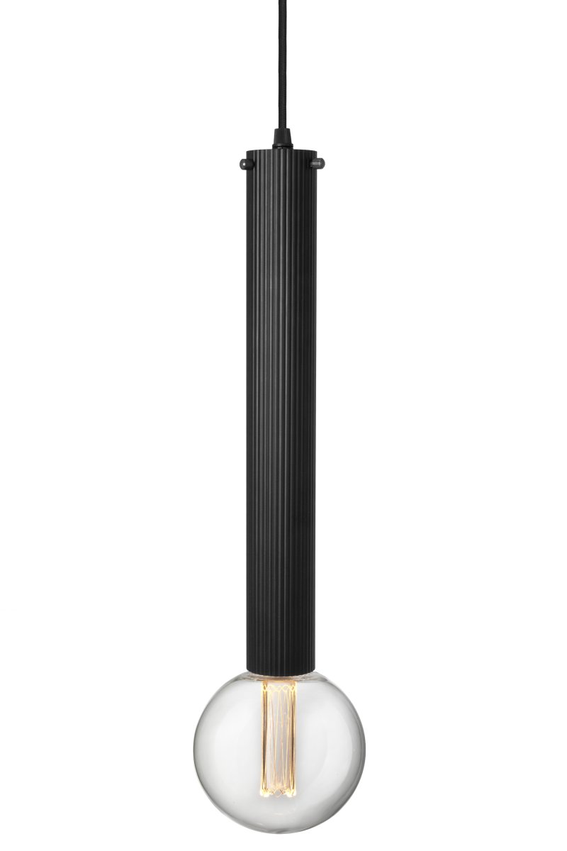 Hubble 38cm Noir lampe de fenêtre De Globen Lighting - L'esthétique et le jeu d'éclairage peuvent être facilement modifiés grâce à différentes sources lumineuses : choisissez un spot directionnel pour un éclairage fonctionnel, une petite sphère pour une ambiance moderne, ou une source lumineuse plus grande pour un effet plus atmosphérique.