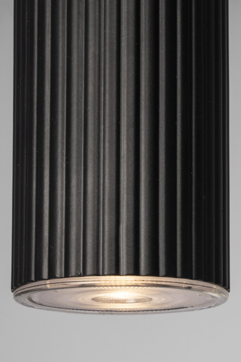 Hubble 38cm Noir lampe de fenêtre De Globen Lighting - L'esthétique et le jeu d'éclairage peuvent être facilement modifiés grâce à différentes sources lumineuses : choisissez un spot directionnel pour un éclairage fonctionnel, une petite sphère pour une ambiance moderne, ou une source lumineuse plus grande pour un effet plus atmosphérique.