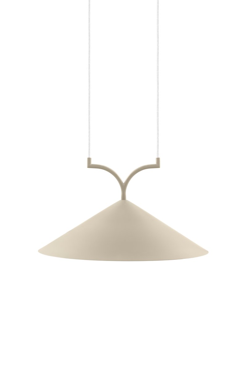 Curve Ø50 Beige suspension De Globen Lighting - Elle s'intègre parfaitement au-dessus des tables à manger et des cuisines.