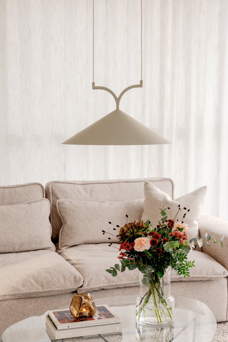 Curve Ø50 Beige suspension De Globen Lighting - Elle s'intègre parfaitement au-dessus des tables à manger et des cuisines.