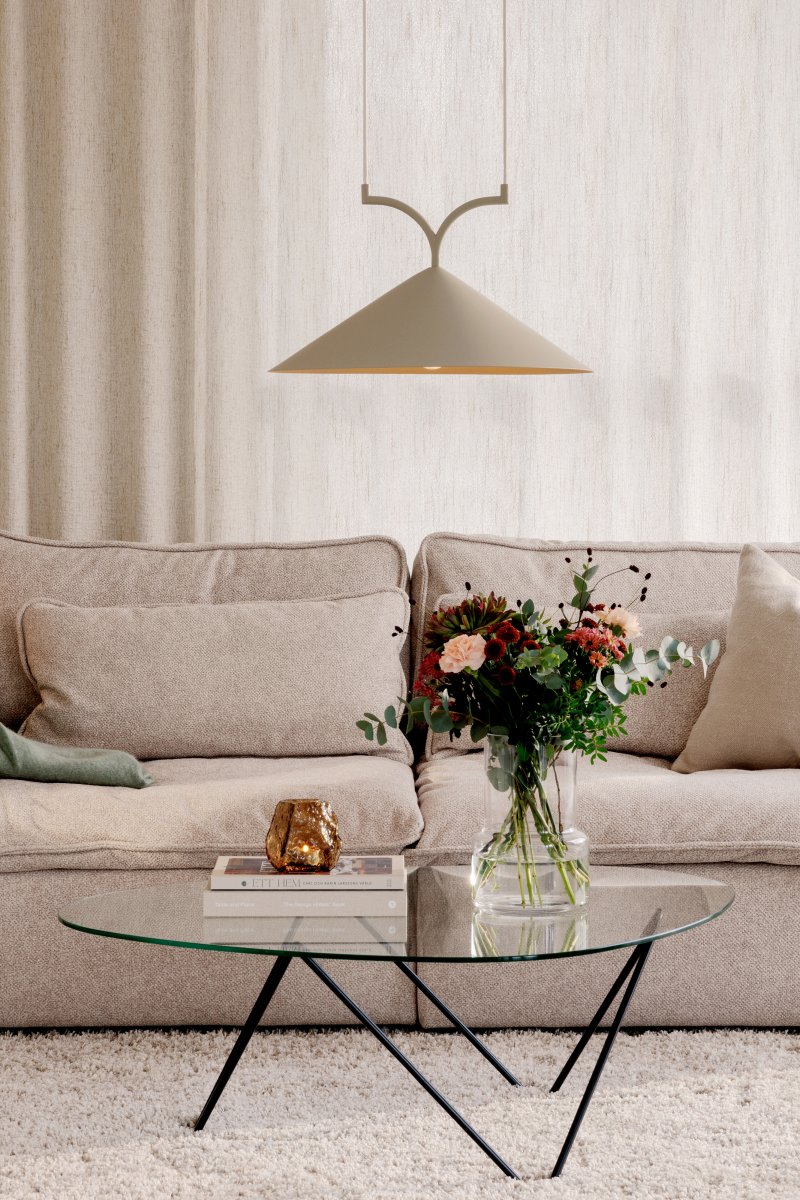 Curve Ø50 Beige suspension De Globen Lighting - Elle s'intègre parfaitement au-dessus des tables à manger et des cuisines.