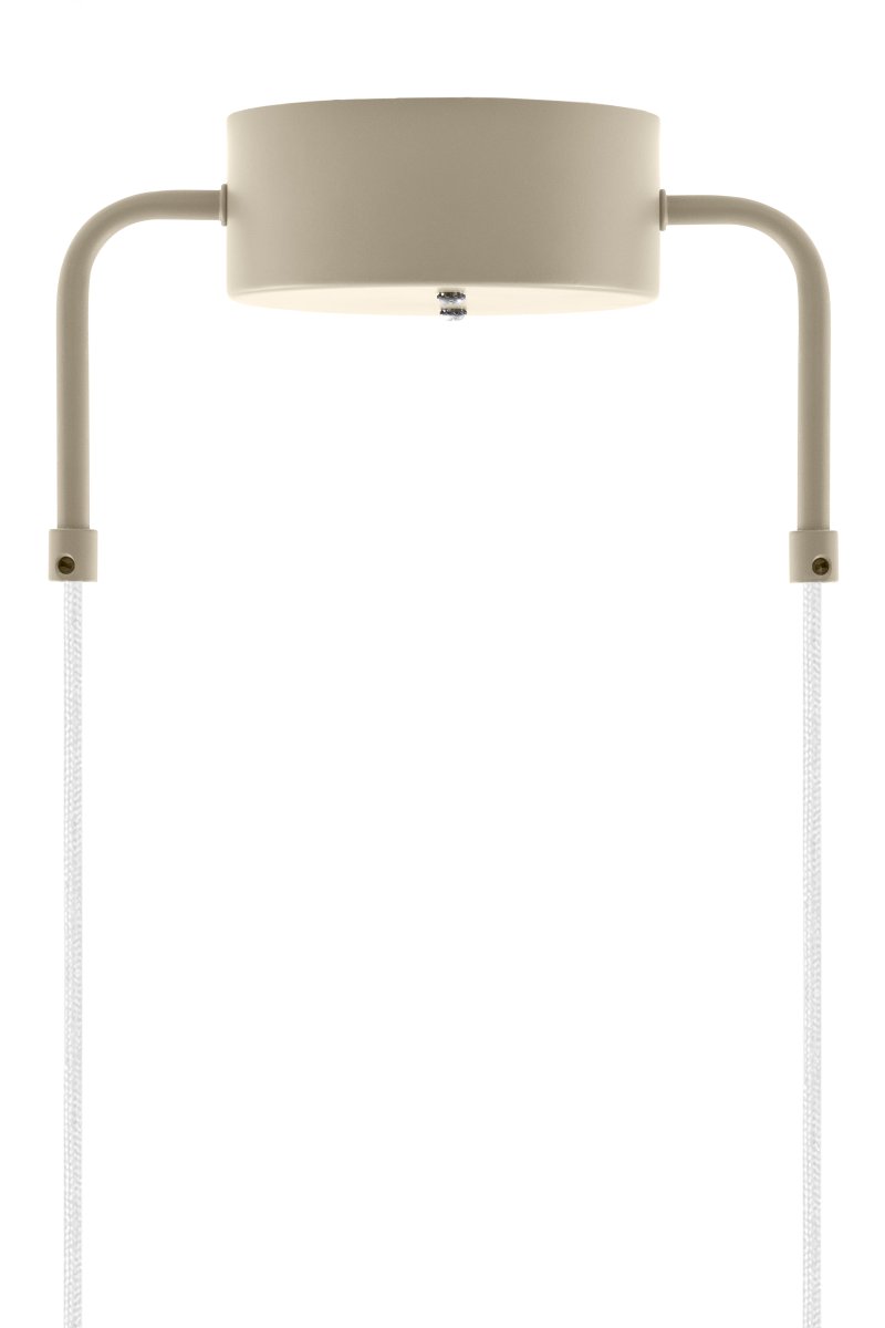 Curve Ø50 Beige suspension De Globen Lighting - Elle s'intègre parfaitement au-dessus des tables à manger et des cuisines.