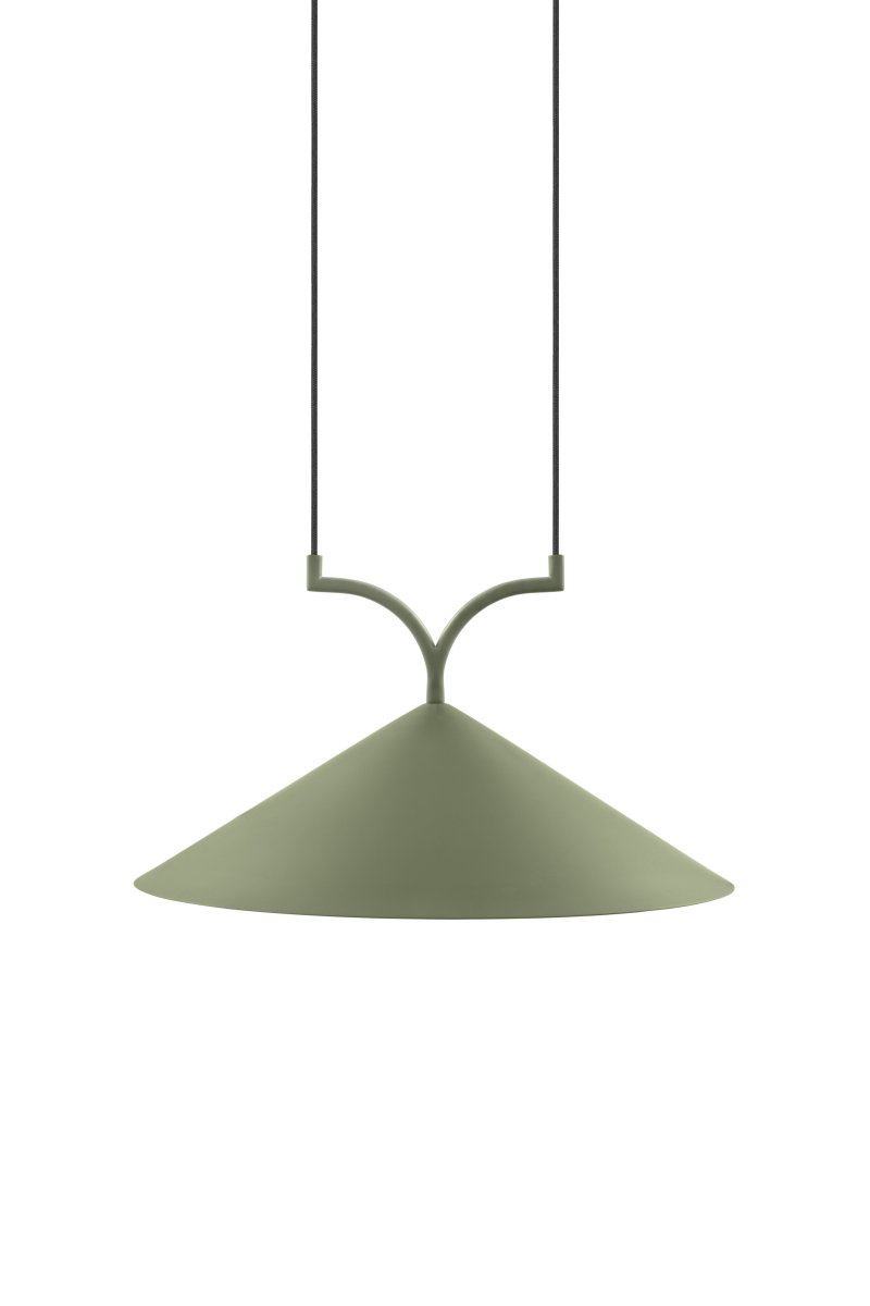 Curve Ø50 Vert mousse suspension De Globen Lighting - Elle s'intègre parfaitement au-dessus des tables à manger et des cuisines.