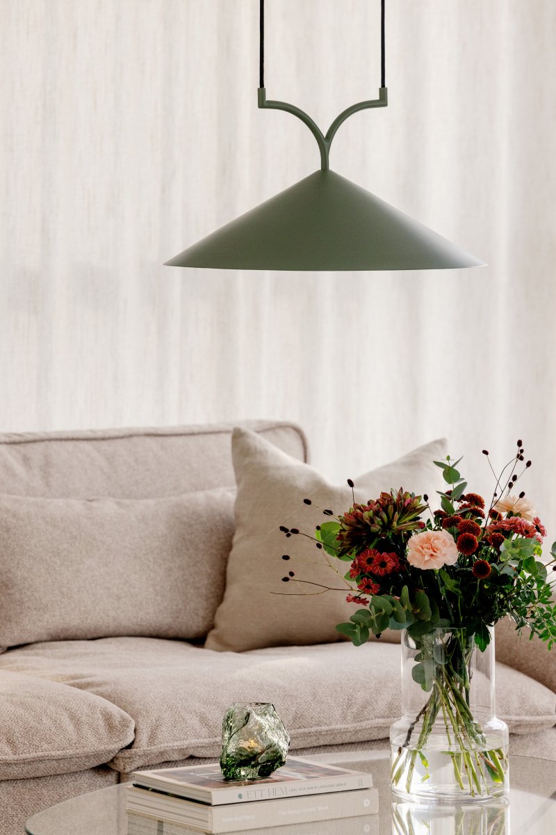 Curve Ø50 Vert mousse suspension De Globen Lighting - Elle s'intègre parfaitement au-dessus des tables à manger et des cuisines.