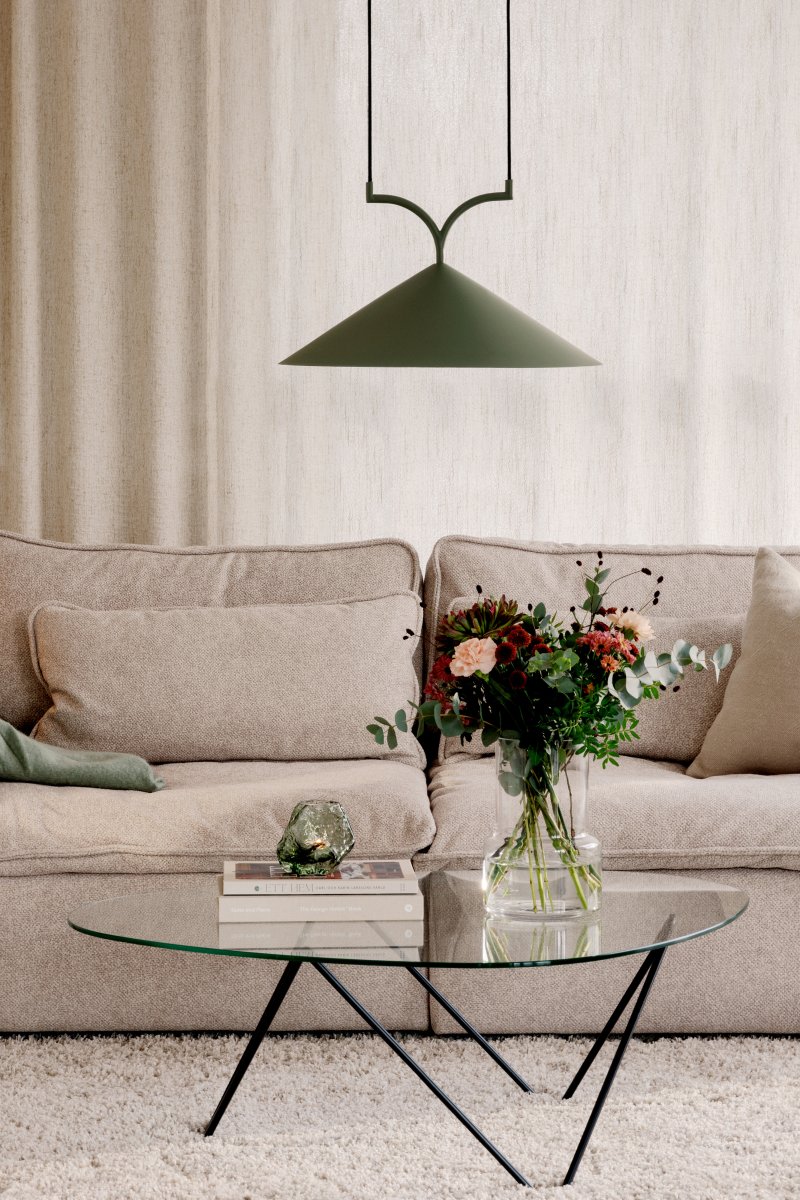 Curve Ø50 Vert mousse suspension De Globen Lighting - Elle s'intègre parfaitement au-dessus des tables à manger et des cuisines.