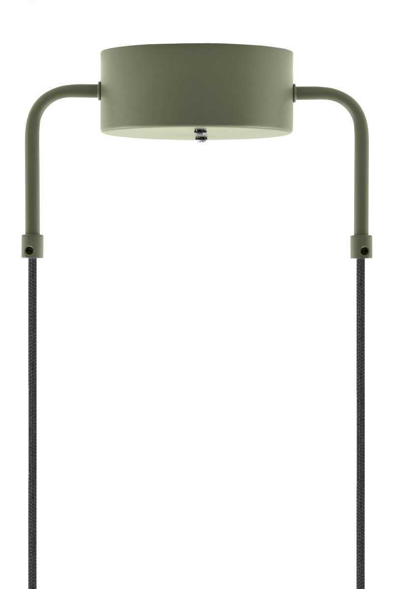 Curve Ø50 Vert mousse suspension De Globen Lighting - Elle s'intègre parfaitement au-dessus des tables à manger et des cuisines.