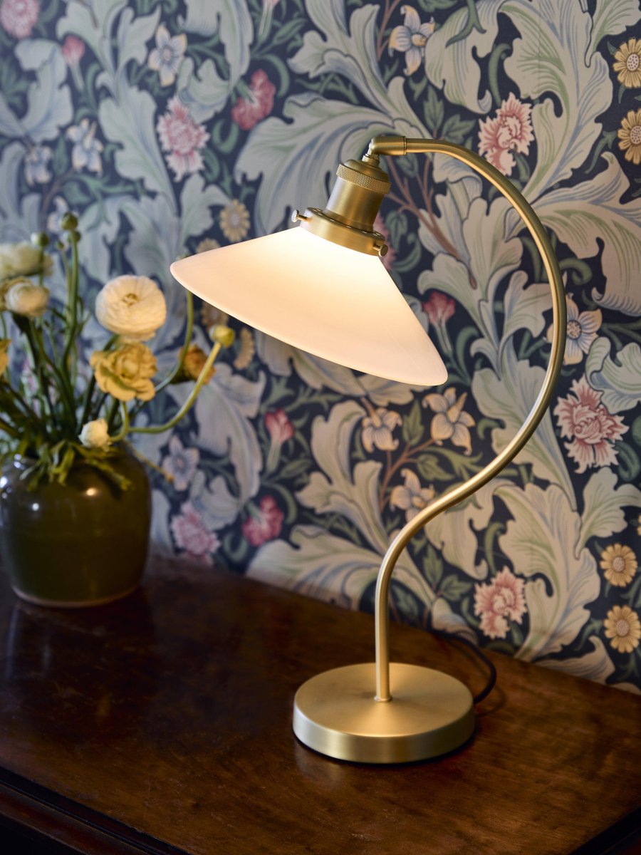 Axel 50cm Laiton lampe de bureau De PR Home - L'abat-jour en verre a un diamètre de 25 cm et une hauteur de 8 cm.