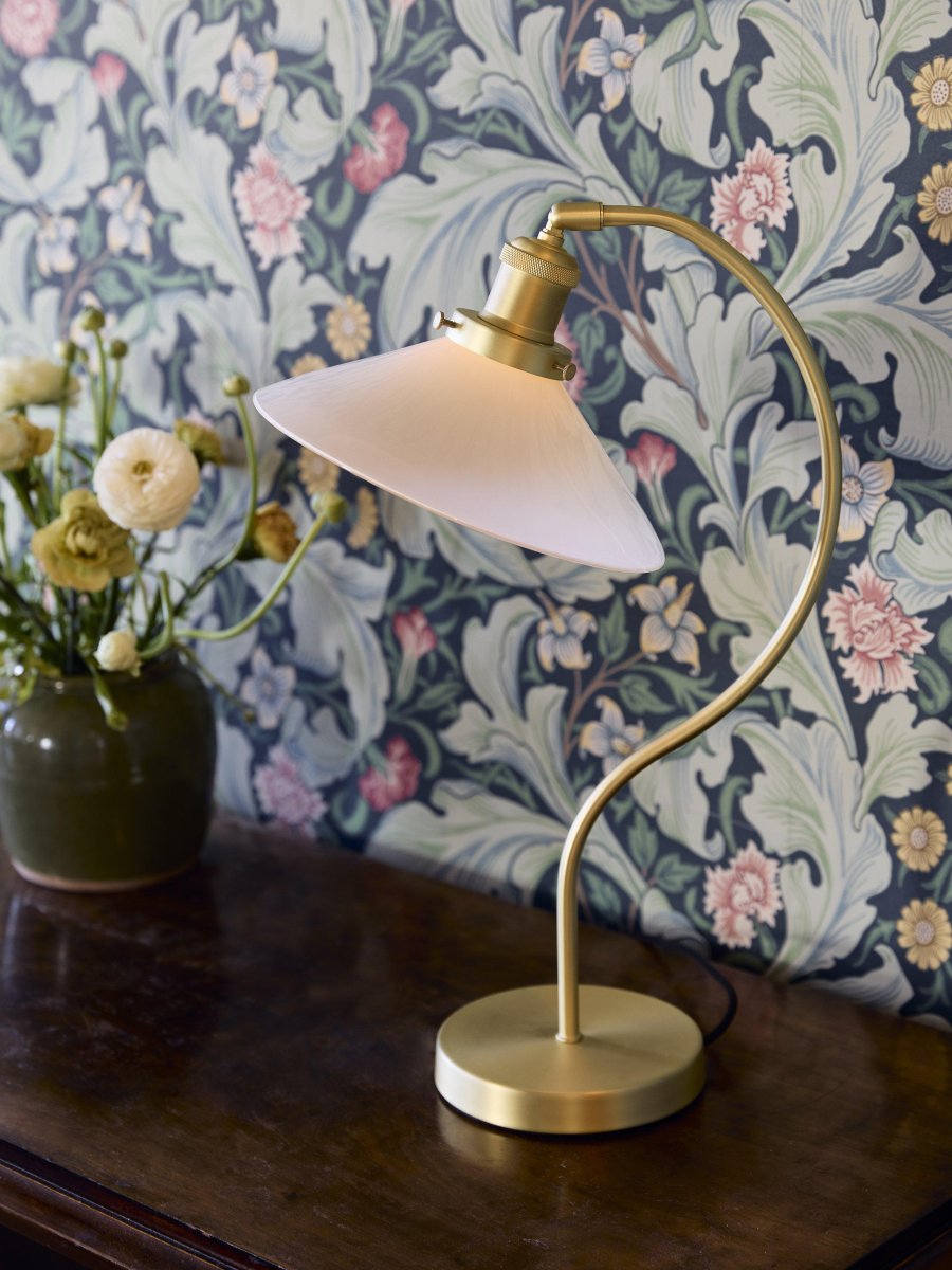 Axel 50cm Laiton lampe de bureau De PR Home - L'abat-jour en verre a un diamètre de 25 cm et une hauteur de 8 cm.