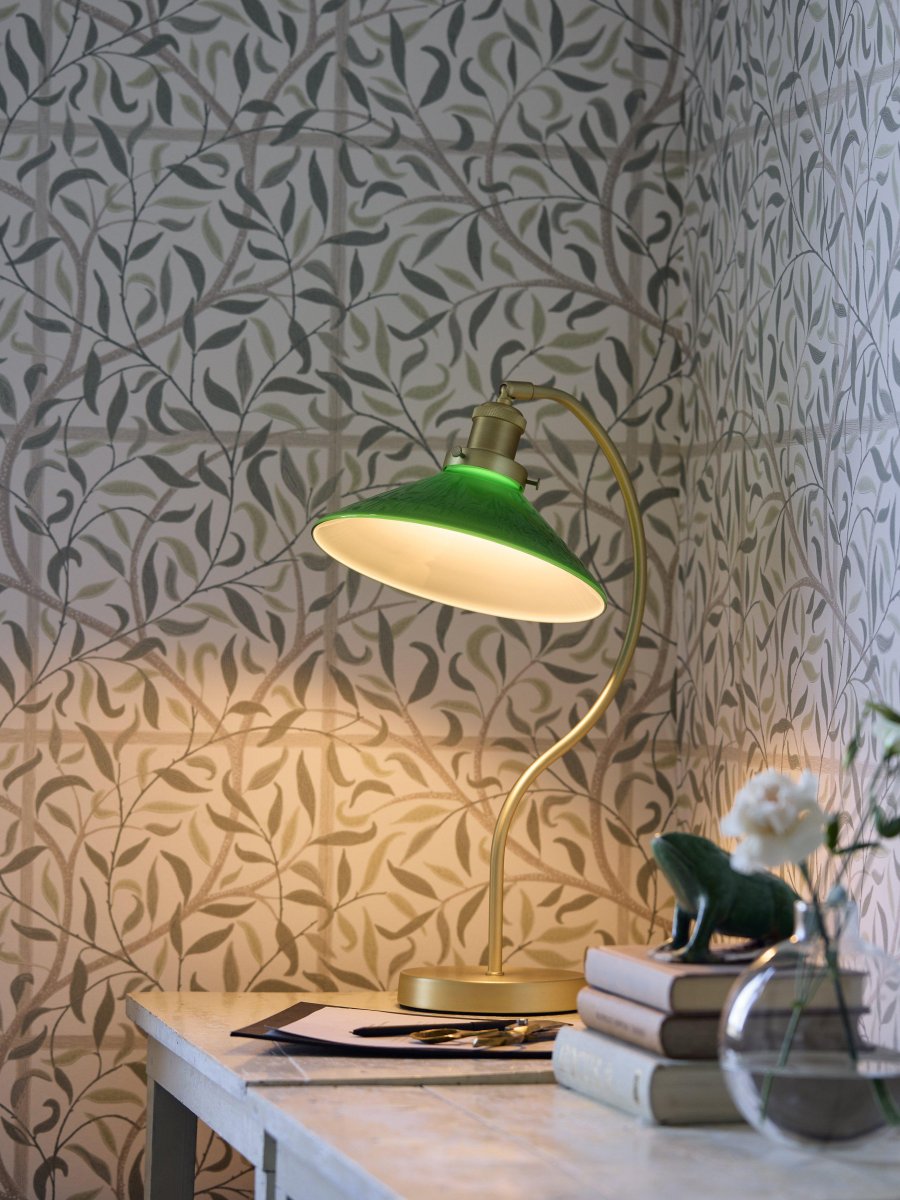 Axel 50cm Laiton lampe de bureau De PR Home - L'abat-jour en verre a un diamètre de 25 cm et une hauteur de 8 cm.