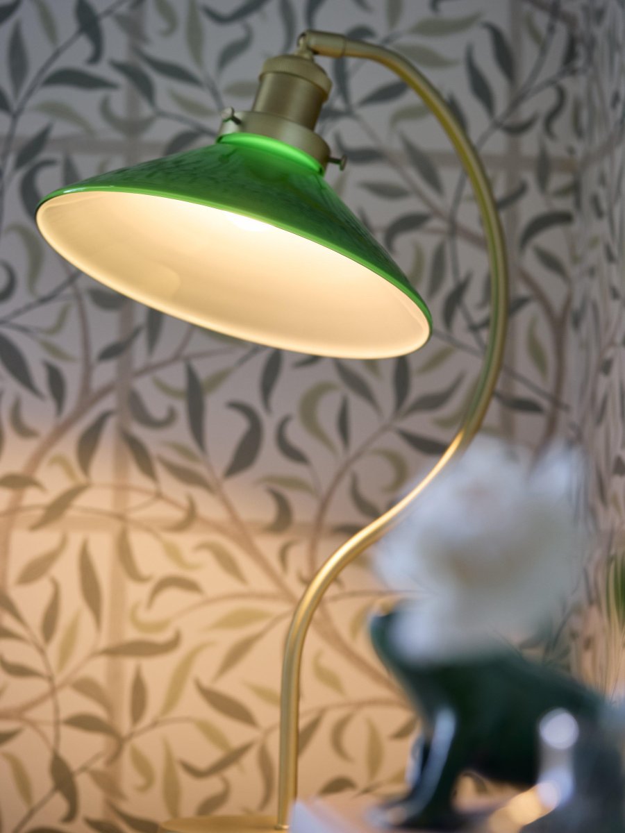 Axel 50cm Laiton lampe de bureau De PR Home - L'abat-jour en verre a un diamètre de 25 cm et une hauteur de 8 cm.