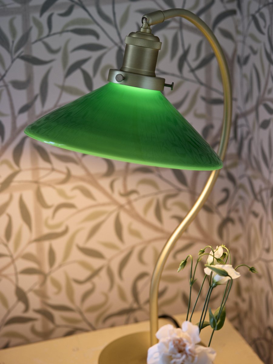 Axel 50cm Laiton lampe de bureau De PR Home - L'abat-jour en verre a un diamètre de 25 cm et une hauteur de 8 cm.