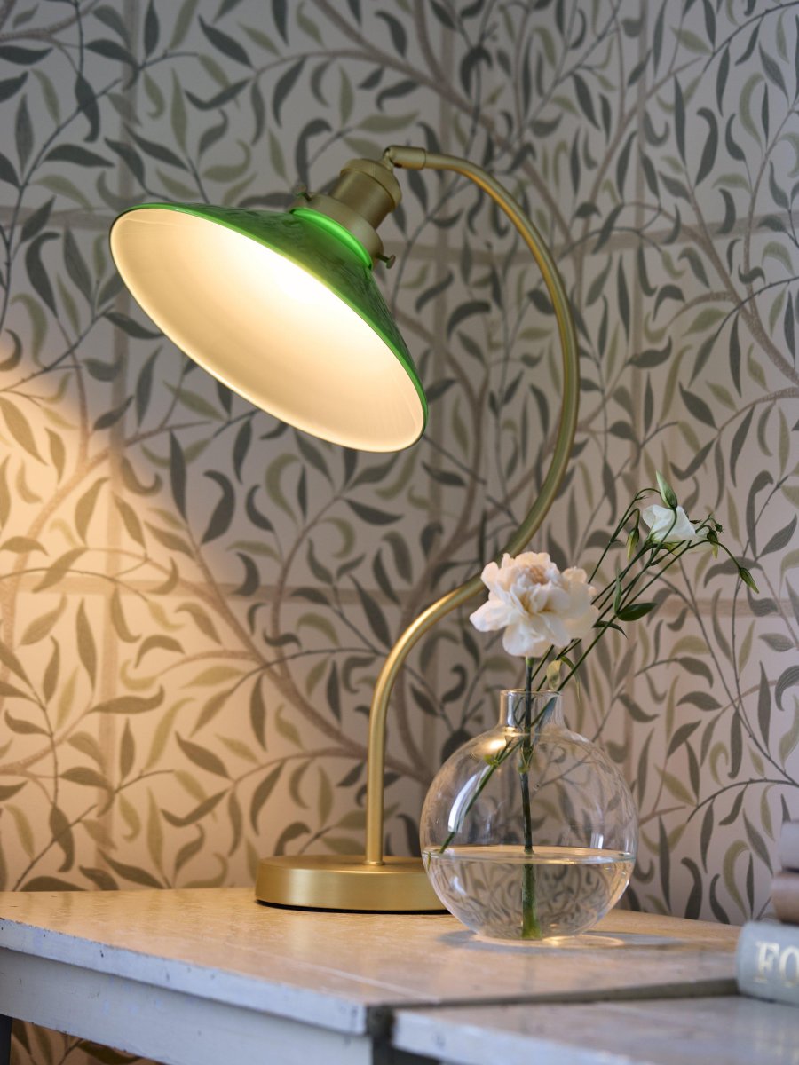Axel 50cm Laiton lampe de bureau De PR Home - L'abat-jour en verre a un diamètre de 25 cm et une hauteur de 8 cm.