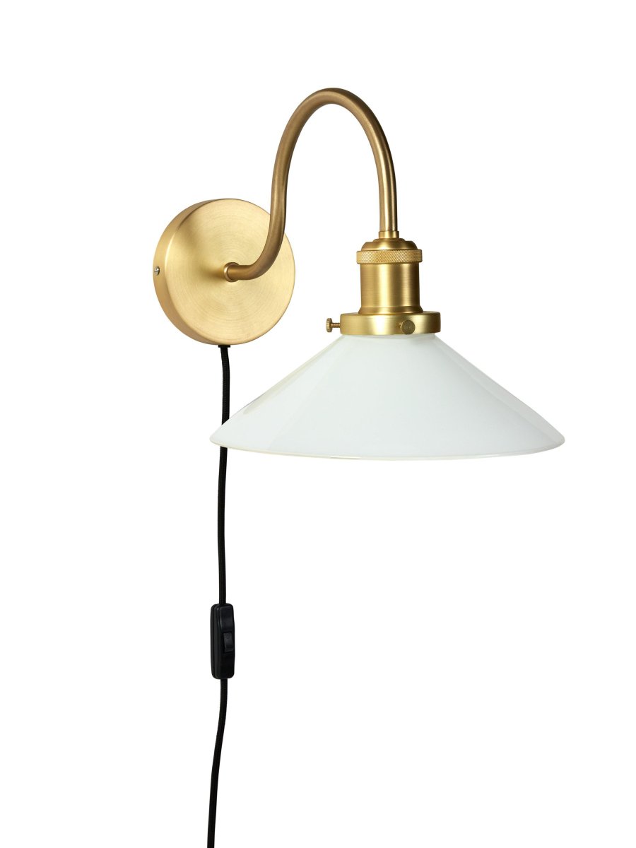 Axel 25cm Laiton applique murale De PR Home - L'écran en verre est monté sur le support métallique avec trois vis, ce qui est un joli détail en soi et renforce la sensation classique.
