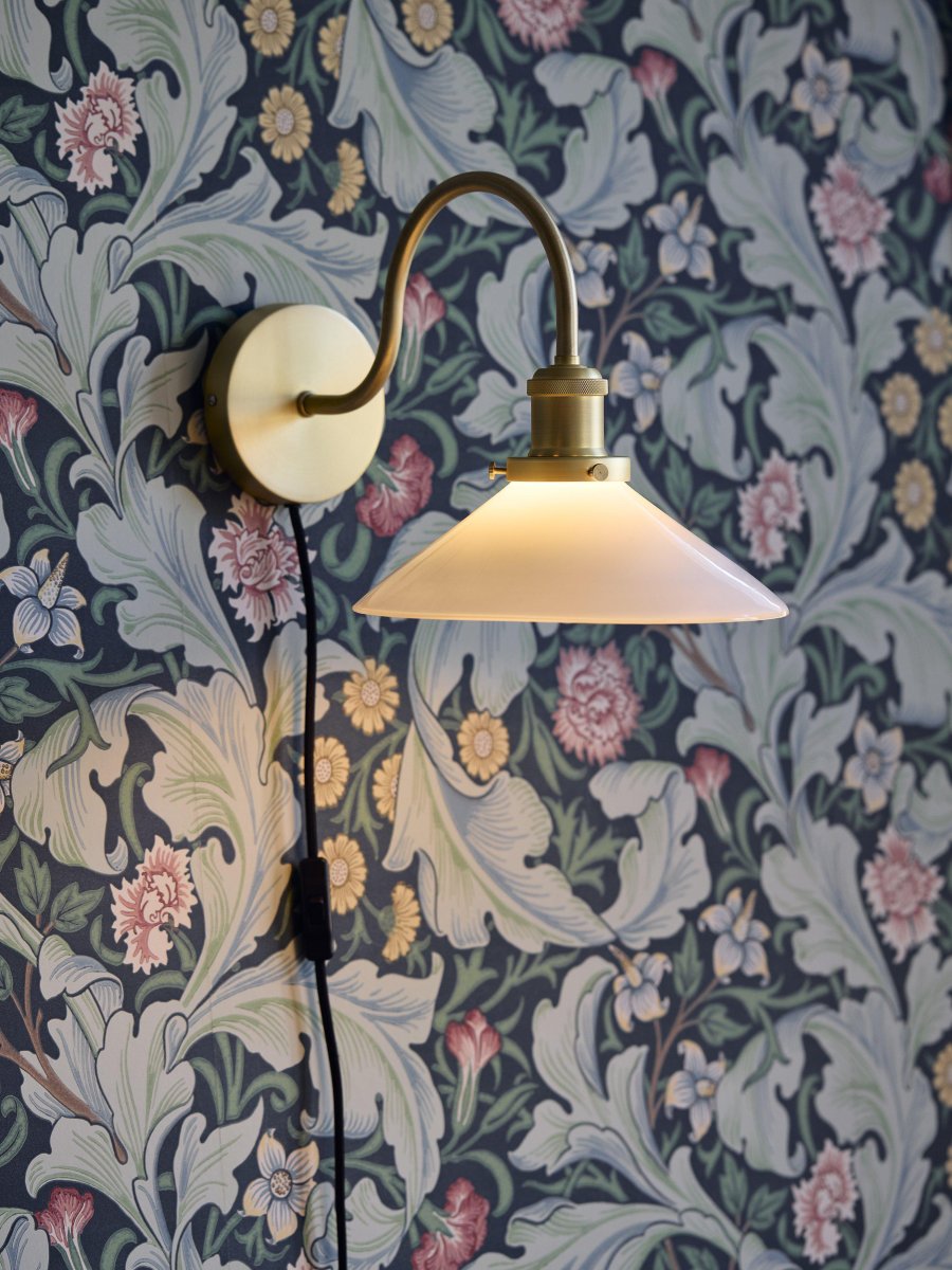 Axel 25cm Laiton applique murale De PR Home - L'écran en verre est monté sur le support métallique avec trois vis, ce qui est un joli détail en soi et renforce la sensation classique.