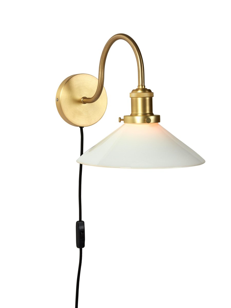 Axel 25cm Laiton applique murale De PR Home - L'écran en verre est monté sur le support métallique avec trois vis, ce qui est un joli détail en soi et renforce la sensation classique.