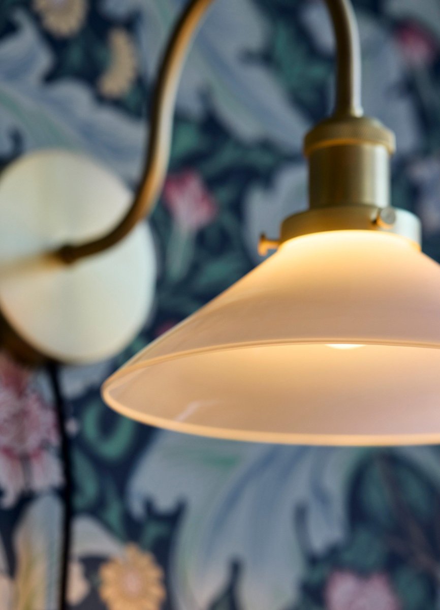 Axel 25cm Laiton applique murale De PR Home - L'écran en verre est monté sur le support métallique avec trois vis, ce qui est un joli détail en soi et renforce la sensation classique.