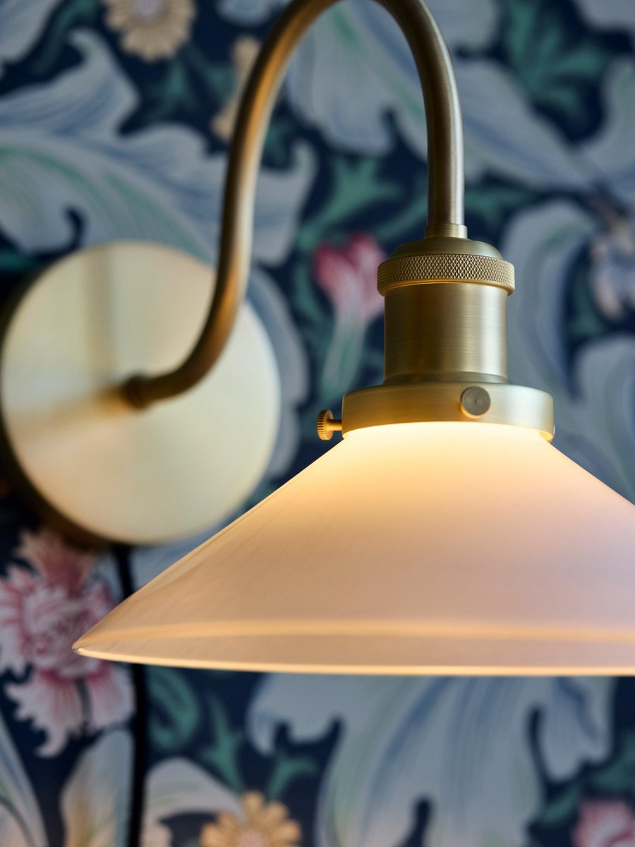 Axel 25cm Laiton applique murale De PR Home - L'écran en verre est monté sur le support métallique avec trois vis, ce qui est un joli détail en soi et renforce la sensation classique.