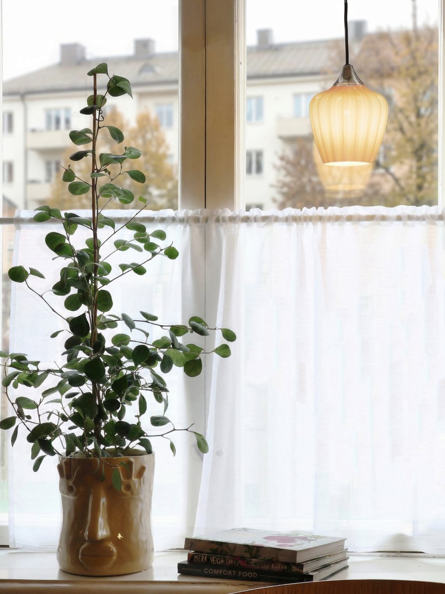 Amalfi Ø14 Abricot lampe de fenêtre De PR Home - Grâce à sa taille compacte, Amalfi est idéale pour un rebord de fenêtre et constitue un magnifique point focal, qu'elle soit allumée ou éteinte.