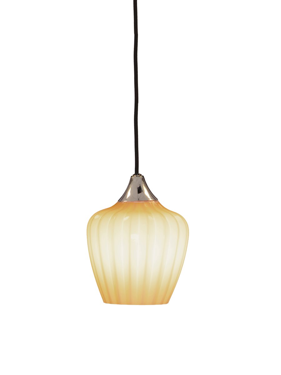 Amalfi Ø14 Abricot lampe de fenêtre De PR Home - Grâce à sa taille compacte, Amalfi est idéale pour un rebord de fenêtre et constitue un magnifique point focal, qu'elle soit allumée ou éteinte.