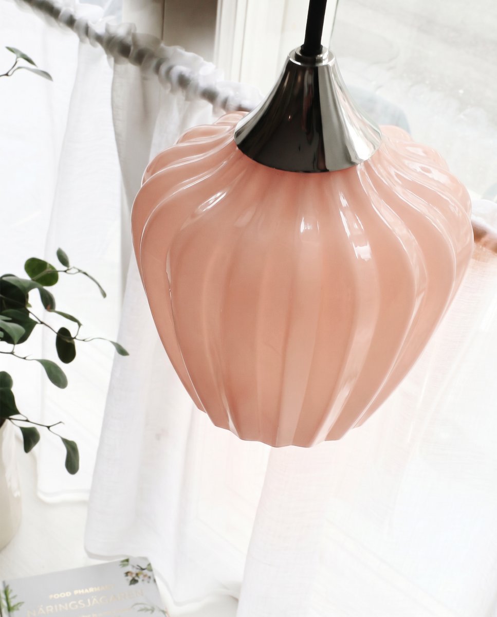 Amalfi Ø14 Abricot lampe de fenêtre De PR Home - Grâce à sa taille compacte, Amalfi est idéale pour un rebord de fenêtre et constitue un magnifique point focal, qu'elle soit allumée ou éteinte.