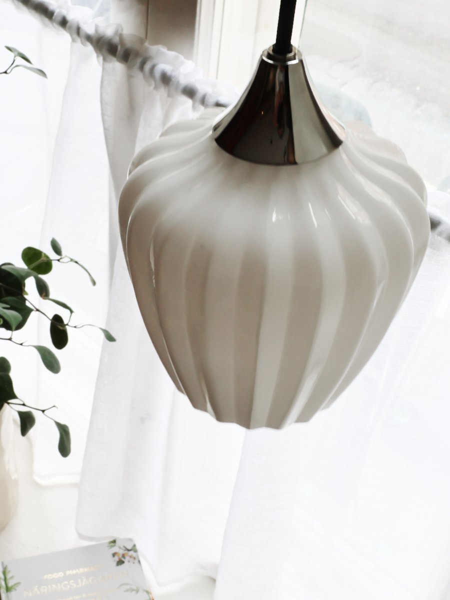 Amalfi Ø14 Blanc lampe de fenêtre De PR Home - Grâce à sa taille compacte, Amalfi est idéale sur un rebord de fenêtre et constitue un magnifique point focal, qu'elle soit allumée ou éteinte.