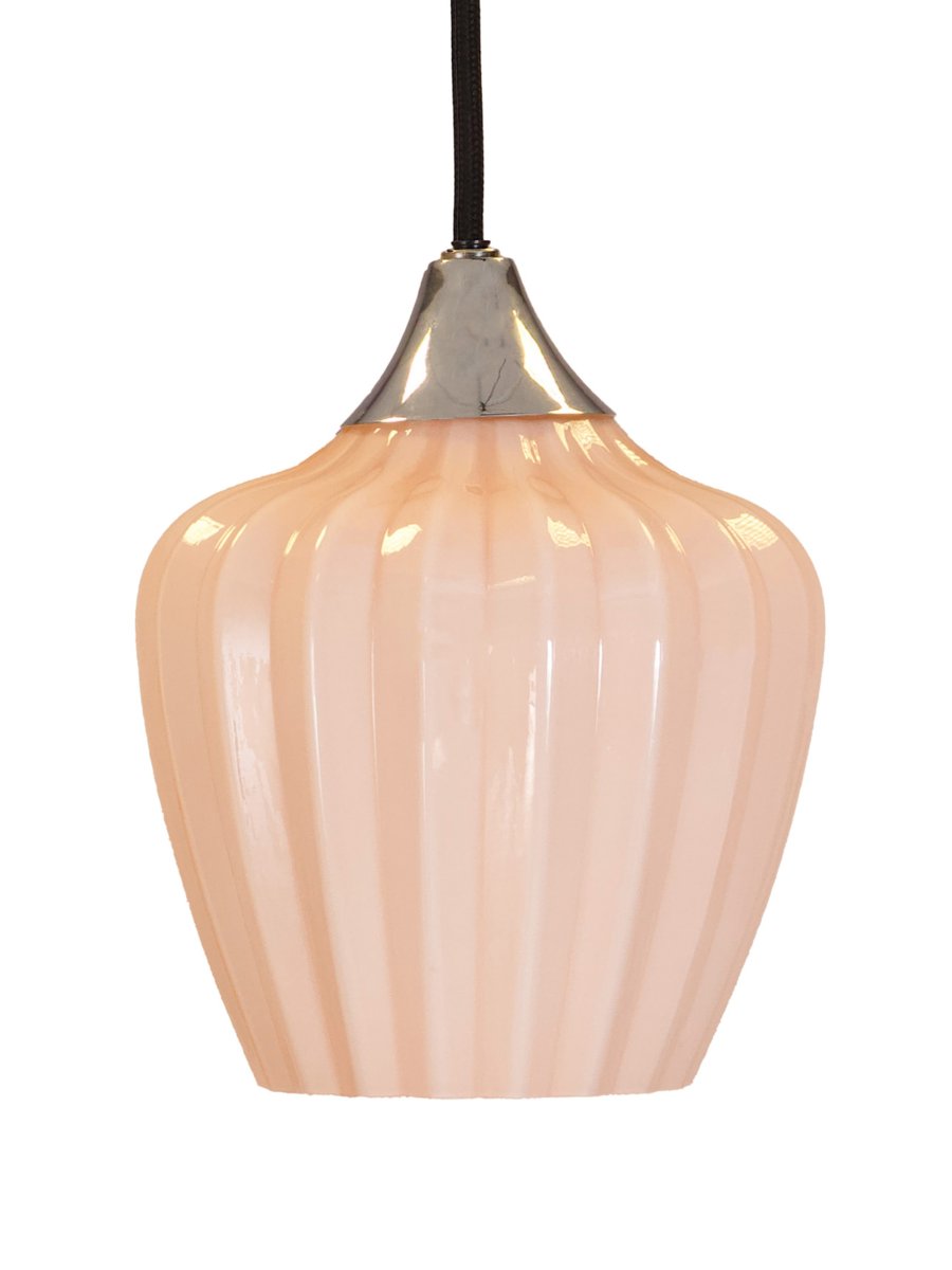 Amalfi Ø25 Abricot suspension De PR Home - Grâce à ses formes harmonieuses, Amalfi devient un élément central élégant, par exemple au-dessus d'une table à manger ou d'une table basse, ou encore dans une chambre, et s'accorde aussi bien avec les intérieurs classiques que modernes.