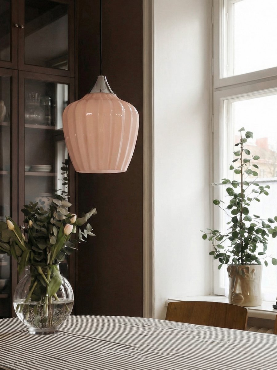 Amalfi Ø25 Abricot suspension De PR Home - Grâce à ses formes harmonieuses, Amalfi devient un élément central élégant, par exemple au-dessus d'une table à manger ou d'une table basse, ou encore dans une chambre, et s'accorde aussi bien avec les intérieurs classiques que modernes.
