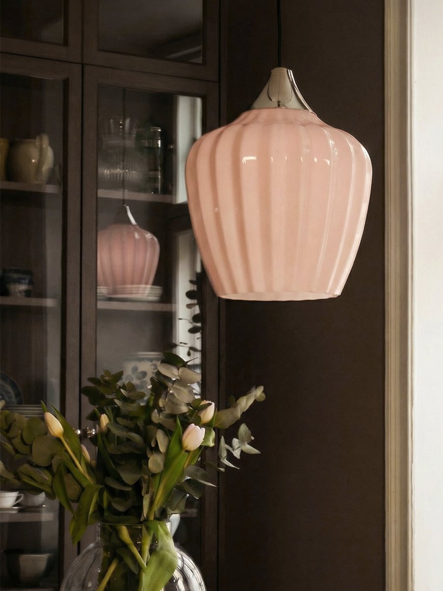 Amalfi Ø25 Abricot suspension De PR Home - Grâce à ses formes harmonieuses, Amalfi devient un élément central élégant, par exemple au-dessus d'une table à manger ou d'une table basse, ou encore dans une chambre, et s'accorde aussi bien avec les intérieurs classiques que modernes.
