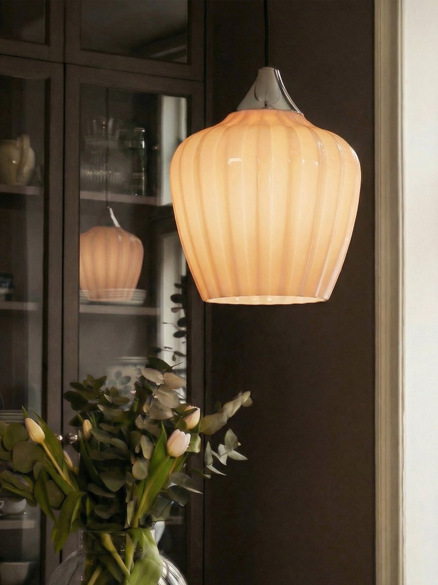 Amalfi Ø25 Abricot suspension De PR Home - Grâce à ses formes harmonieuses, Amalfi devient un élément central élégant, par exemple au-dessus d'une table à manger ou d'une table basse, ou encore dans une chambre, et s'accorde aussi bien avec les intérieurs classiques que modernes.