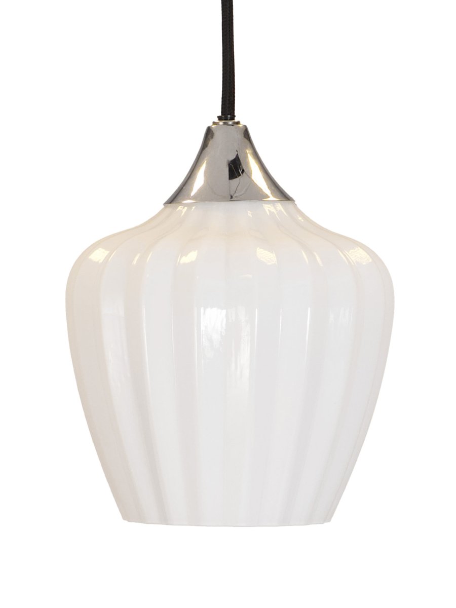 Amalfi Ø25 Blanc suspension De PR Home - Grâce à sa forme harmonieuse, Amalfi devient un point focal élégant, par exemple au-dessus d'une table à manger ou d'une table basse, ou encore dans une chambre, et s'accorde aussi bien avec les intérieurs classiques que modernes.