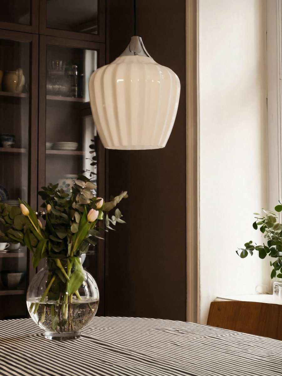 Amalfi Ø25 Blanc suspension De PR Home - Grâce à sa forme harmonieuse, Amalfi devient un point focal élégant, par exemple au-dessus d'une table à manger ou d'une table basse, ou encore dans une chambre, et s'accorde aussi bien avec les intérieurs classiques que modernes.