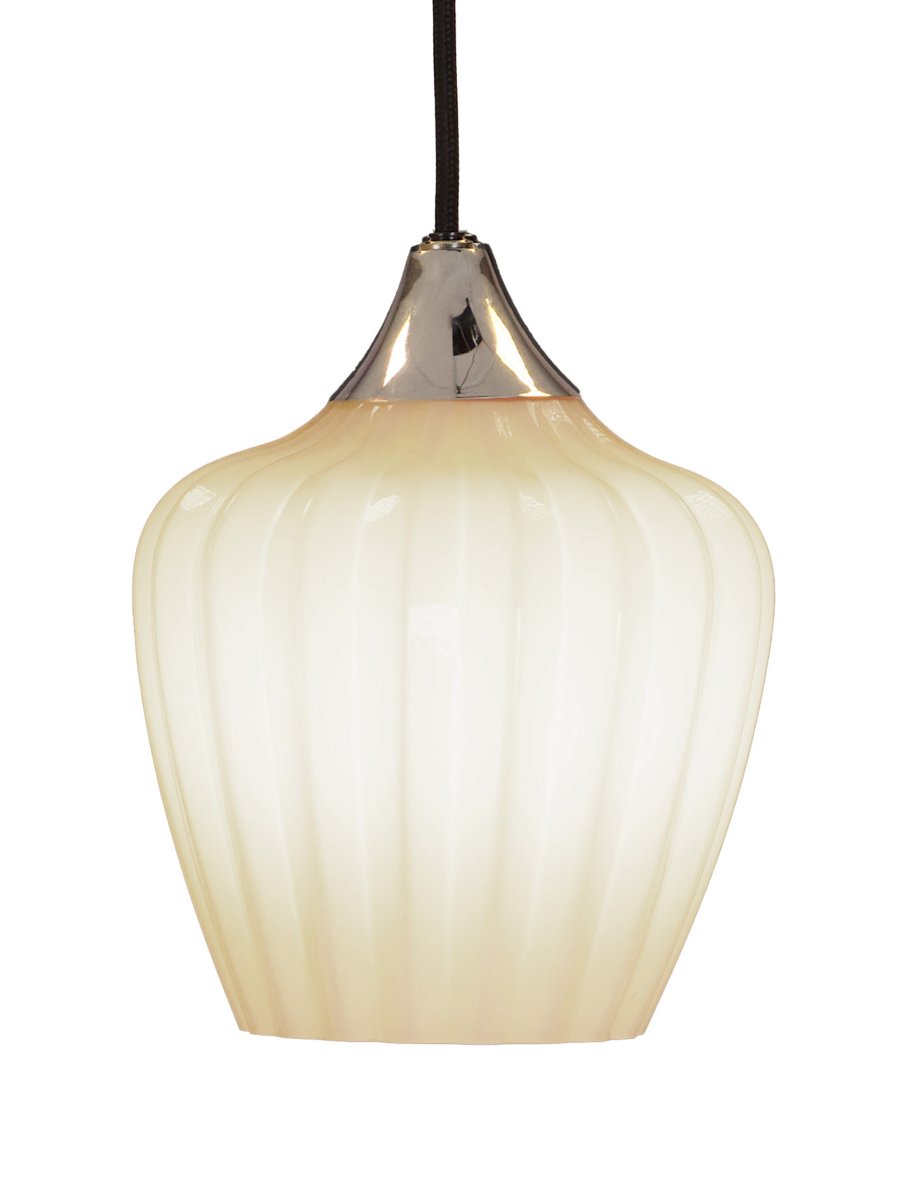 Amalfi Ø25 Blanc suspension De PR Home - Grâce à sa forme harmonieuse, Amalfi devient un point focal élégant, par exemple au-dessus d'une table à manger ou d'une table basse, ou encore dans une chambre, et s'accorde aussi bien avec les intérieurs classiques que modernes.
