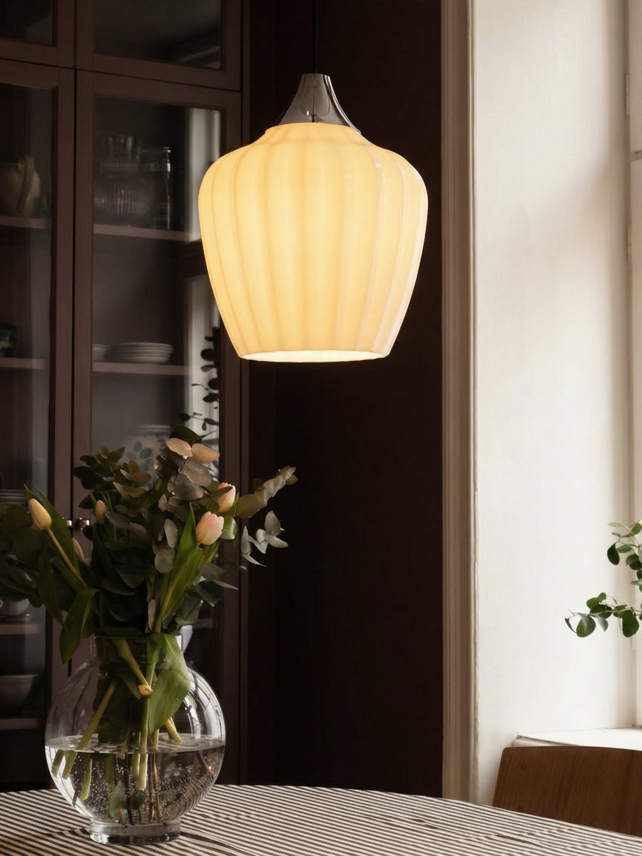 Amalfi Ø25 Blanc suspension De PR Home - Grâce à sa forme harmonieuse, Amalfi devient un point focal élégant, par exemple au-dessus d'une table à manger ou d'une table basse, ou encore dans une chambre, et s'accorde aussi bien avec les intérieurs classiques que modernes.