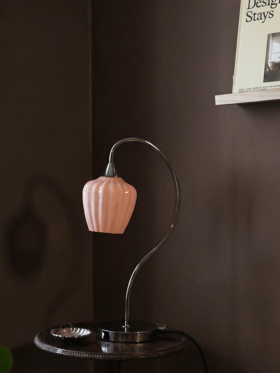 Amalfi 50cm Abricot lampe de table De PR Home - L'abat-jour en maille diffuse une lumi&egrave;re agr&eacute;able, faisant d'Amalfi une lampe de table d&eacute;corative id&eacute;ale pour une table d'appoint, un bureau ou une table de chevet.