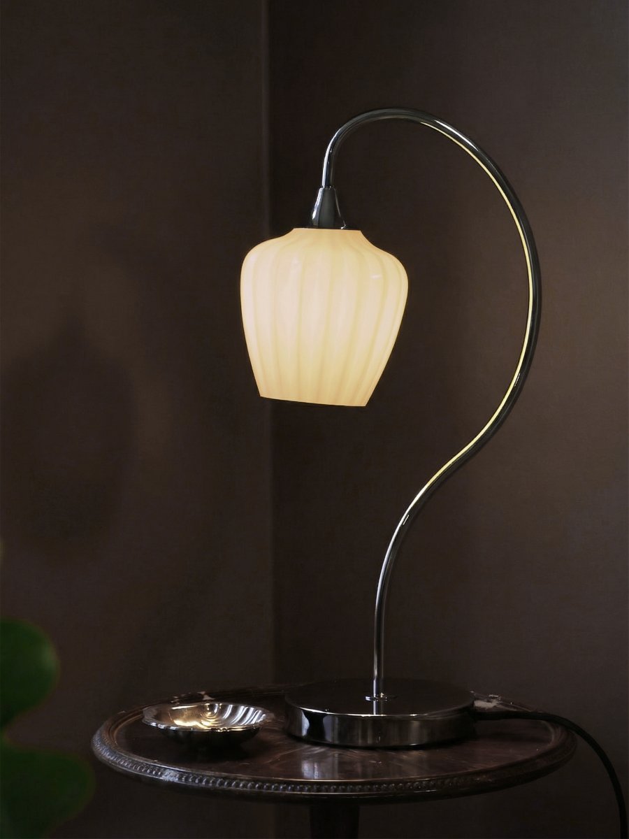 Amalfi 50cm Abricot lampe de table De PR Home - L'abat-jour en maille diffuse une lumi&egrave;re agr&eacute;able, faisant d'Amalfi une lampe de table d&eacute;corative id&eacute;ale pour une table d'appoint, un bureau ou une table de chevet.