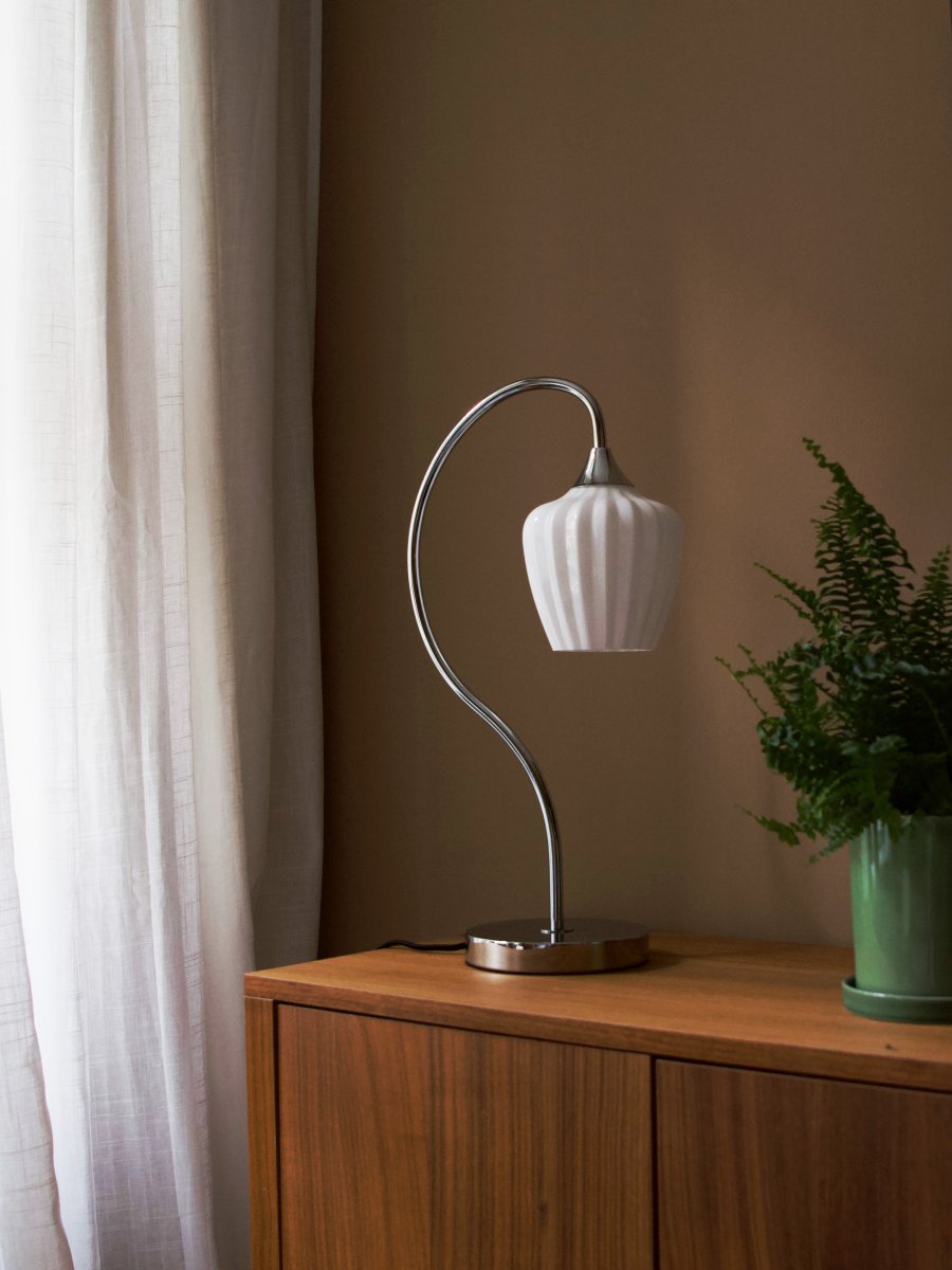 Amalfi 50cm Blanc lampe de table De PR Home - L'abat-jour en maille diffuse une lumière agréable, faisant d'Amalfi une lampe de table décorative idéale pour une table d'appoint, un bureau ou une table de chevet.
