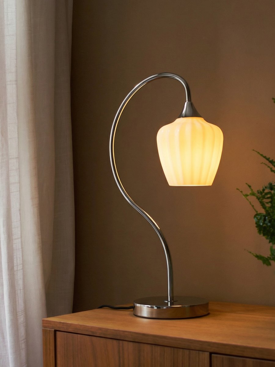Amalfi 50cm Blanc lampe de table De PR Home - L'abat-jour en maille diffuse une lumière agréable, faisant d'Amalfi une lampe de table décorative idéale pour une table d'appoint, un bureau ou une table de chevet.